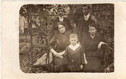 Carte Photo D'une Famille élégante  Posant Dans Leurs Jardin  Vers 1910 - Persone Anonimi