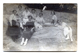 Carte Photo De Femmes élégante Assise A La Plage En 1921 - Persone Anonimi