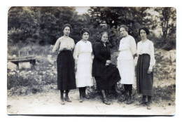 Carte Photo D'une Femme élégante Avec Ces Quatre Jeune Fille élégante A La Campagne En 1921 - Persone Anonimi