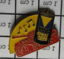 3617  Pins Pin's / Rare & Belle Qualité / MARQUES / PILE ELECTRIQUE VARTA MUSIQUE - Markennamen