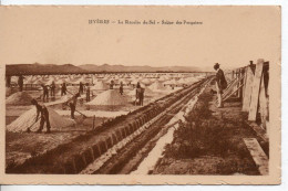 Carte Postale Ancienne Hyères - La Récolte Du Sel. Salins Des Pesquiers - Industrie - Hyeres