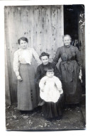 Carte Photo De Trois Femmes élégante Avec Petit Garcon Dans La Cour De Leurs Maison Vers 1915 - Persone Anonimi
