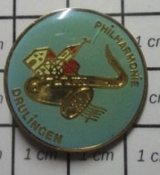 3617 Pin's Pins / Beau Et Rare / MUSIQUE / ORCHESTRE FANFARE PHILHARMONIE DRULINGEN SAXO EGLISE - Muziek