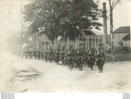 GROUPE DE SOLDATS TRAVERSANT UN VILLAGE PHOTO ARGENTIQUE 18 X 13 CM - Guerre, Militaire