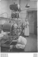 BLANCHISSERIE DANS HOPITAL MILITAIRE  WW1 PHOTO ARGENTIQUE 18 X 13 CM - Guerre, Militaire