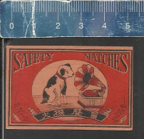 DOG LOOKING AND LISTENING TO A PHONOGRAPH -  OLD VINTAGE MATCHBOX LABEL  MADE IN JAPAN - Zündholzschachteletiketten