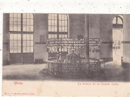 03 .VICHY . CPA SEPIA. SOURCE DE LA " GRANDE GRILLE". ANIMATION. - Vichy