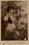 O6 - Carte Postale Fantaisie - Femme - Fleurs - Un Amical Baiser Accompagne Ces Fleurs - Women