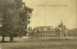 CPA CHANTILLY (Oise). Le Château Vu De La Pelouse (n° 17) - Chantilly