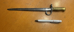 Baïonnette De Cadet Avec Une Lame D'aiguille. France. (498) - Armes Blanches