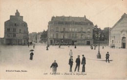 Vannes * Place De La République * + CACHET Militaire Compagnie Régiment Vaguemestre - Vannes