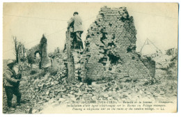 Guerre 1914-1916, Bataille De La Somme, Dompierre, Instalation D'une Ligne Telephonique Sur Les Ruines..., France - Other & Unclassified