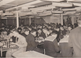 PHOTO PRESSE LE CARRE DES MARINS DU PORTE AVIONS CLEMENCEAU PHOTO A D P NOVEMBRE 1959 FORMAT 18 X 13 CMS - Boats