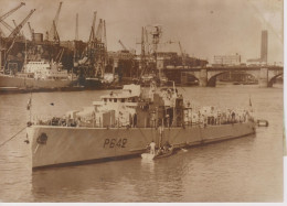 PHOTO PRESSE LA FREGATE L'OPINIATRE A LONDRES MAI 1960 FORMAT 13 X 18 CMS - Boats