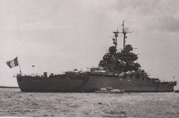 PHOTO PRESSE DEPART DU JEAN BART POUR LE DANEMARK PHOTO A D P AVRIL 1955 FORMAT 12 X 18 CMS - Barcos