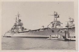 PHOTO PRESSE LE JEAN BART ANCRE A TOULON PHOTO UNITED PRESS AOUT 1956 FORMAT 13 X 18 CMS - Bateaux