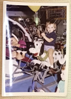 Portrait Enfant Sur Manège Foire Carrousel Ducasse Pluto Et Popey Par Photo Mathot à Écaussinnes Vers 1970 - Personnes Anonymes