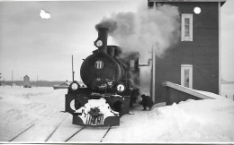 Photo ( 18 Cm X 11,5 Cm ) - Chemin De Fer - Locomotive En Gare De MONSKOM - FINLANDE - Voir Scan Verso - Treinen