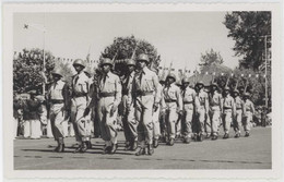 Photo Madagascar - Antsirabé , Défilé Du 11 Novembre 1955, Soldats Noirs - Lugares