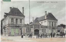 86 - LENCLOITRE - Hôtel De Ville - Animée - Lencloitre