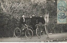 CYCLISME #AS36690 TROIS CYCLISTES CARTE PHOTO VELO - Cyclisme