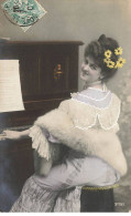 MUSICIENNE #AS36666 SUPERBE FEMME PIANISTE AVEC COURONNE DE MARGUERITE ET PIANO - Música Y Músicos