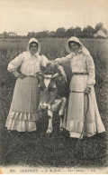 ROYAUME UNI #MK36005 GUERNSEY IN THE FIELDS AUX CHAMPS DEUX FEMMES UNE VACHE - Guernsey