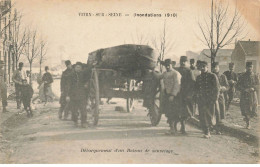 94 VITRY SUR SEINE #MK33116 INONDATIONS 1910 DEBARQUEMENT D UN BATEAU DE SAUVETAGE - Vitry Sur Seine