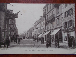 90 - BELFORT - Le Faubourg De France. (Commerces: Café / Animation: Tramway, Bicyclettes) - Belfort - Ciudad