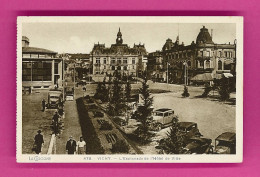 F-03-Vichy-19PH5 L'esplanade De L'hôtel De Ville, Animation, Voir Les Très Vieilles Voitures, Cpa BE - Vichy