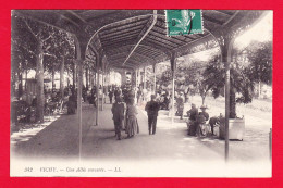 F-03-Vichy-39PH27 Une Allée Couverte, Belle Animation, Cpa BE - Vichy