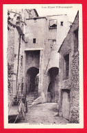 F-04-Sisteron-03P28 Le Quartier De Fons Chaude, Charrettes Dans La Cour, Cpa BE - Sisteron