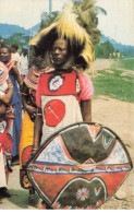 TANZANIE #MK44228 A MAN DANCER FROM ARUSHA TANZANIA WEARING A SPECIAL HEAD GEAR AND HOLDING ATTRACTIVE SHIELD - Tanzanie