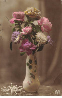 FLEURS #FG49242 BOUQUET DE ROSE ET CRYSANTHEME ET VASE BLANC GRAVE - Flowers