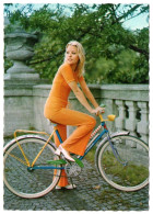 Modella Con Bicicletta - Pin-Ups