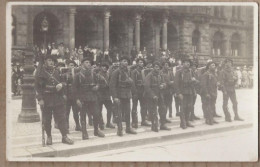 CARTE PHOTO MILITARIA - CHASSEURS ALPINS - TB PLAN En CP Photo Groupe Chasseur Alpin Devant Grand Bâtiment - Régiments