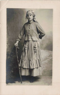 FEMMES _S28480_ A Localiser - Carte Photo - En L'état Pli - Frauen