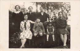 FEMMES _S28483_ A Localiser - Carte Photo - Femmes Et Enfants Posant Pour La Photo - Frauen