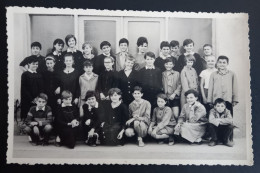 #15    Photo Noir Et Blanc Garçon Fille Photo D’école Photo De Groupe / Boy Girl School Photo Group Photo - Personnes Anonymes