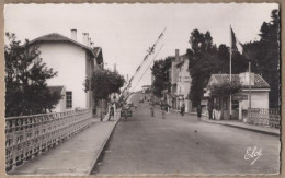 CPSM 64 - HENDAYE - Depuis Le Pont International Vue Sur Le Poste Frontière Français Et Sur Hendaye TB ANIMATION 1964 - Hendaye