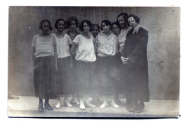 Carte Photo De Jeune Fille élégante Posant Dans La Cour De Leurs Maison Vers 1920 - Personnes Anonymes