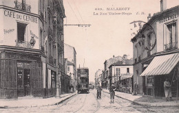 Malakoff -  La Rue Victor Hugo  -  Café Du Centre - Tramway - CPA °J - Malakoff