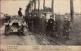 FURNES    ( BELGIQUE )   SOLDATS BLESSES RAMENES SUR L ' AMBULANCE - Oorlog 1914-18