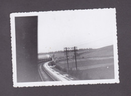 Photo Originale Vintage Snapshot Vehiculaire à Bord D'un Train Dans Une Courbe (52956) - Treni