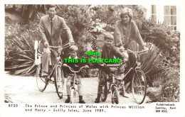 R587674 RF25. Prince And Princess Of Wales With Princes William And Harry. Scill - Welt