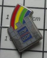 211a Pin's Pins / Beau Et Rare : EDF GDF / ARC EN CIEL 4 COULEURS ET CRENEAUX - EDF GDF