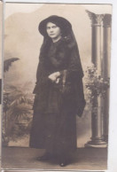 Carte Photo 1917 Femme Nommée Suzanne En Tenue De Deuil   Réf 30104 - Personnes Anonymes