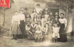 ENFANTS _S28497_ Carte Photo - A Identifier - Groupe D'Enfants Femmes Et Hommes - Gruppen Von Kindern Und Familien