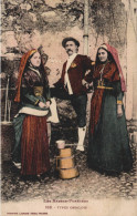 LES BASSES PYRENEES TYPES OSSALOIS COSTUMES DEUX FEMMES ET UN HOMME - Sonstige & Ohne Zuordnung