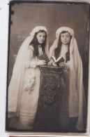 Carte Photo De Deux Communiantes Priant Avec Missel     Réf 30111 - Anonyme Personen